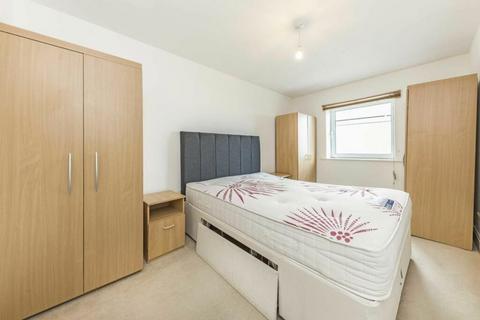 2 bedroom flat to rent, Holland Gardens, Brentford