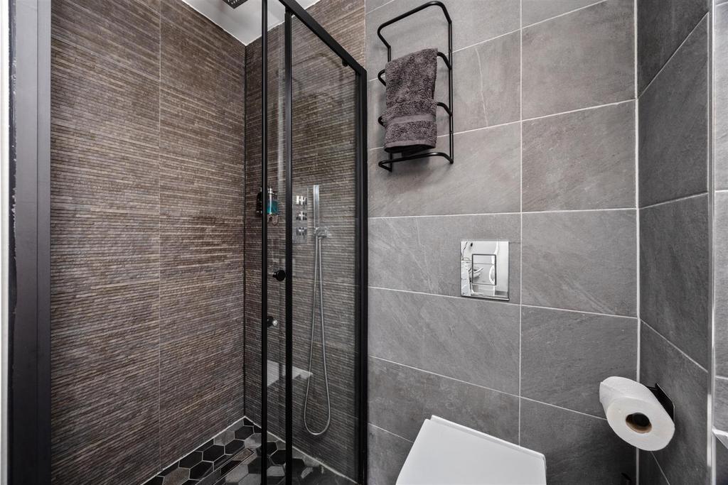 En-suite Shower Room/WC