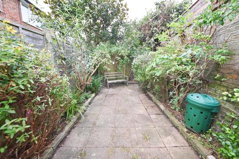 43 Belmont Road, Twickenham, TW2 5DA