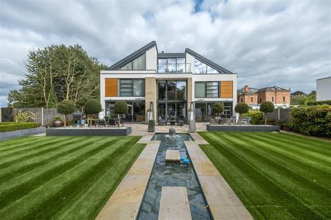 6 bedroom detached house for sale, An immaculately presented and contemporary detached family home in Hartford