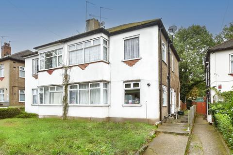 2 bedroom flat for sale, Chigwell Road, IG8