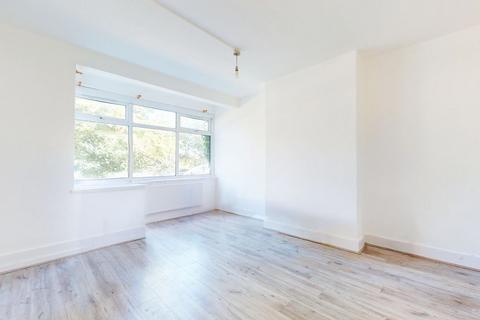 2 bedroom flat for sale, Chigwell Road, IG8