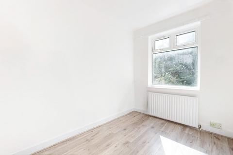 2 bedroom flat for sale, Chigwell Road, IG8