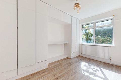 2 bedroom flat for sale, Chigwell Road, IG8