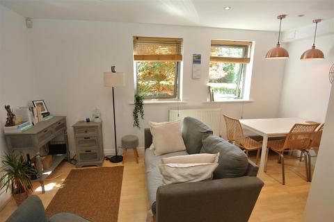 1 bedroom flat for sale, Harvest Road, Egham TW20