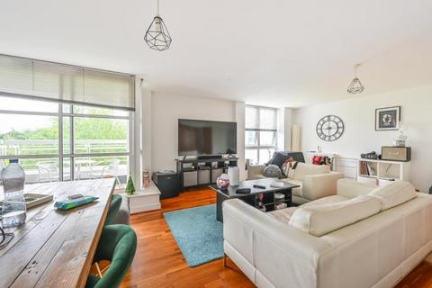 2 bedroom flat for sale, Barrier Point Road, London, E16 2SD