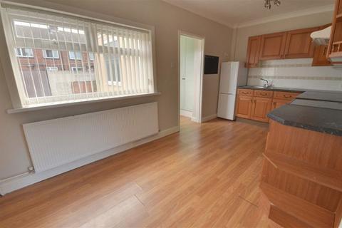 3 bedroom terraced house to rent, Briggs Avenue, Castleford, WF10