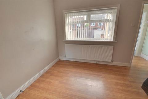 3 bedroom terraced house to rent, Briggs Avenue, Castleford, WF10