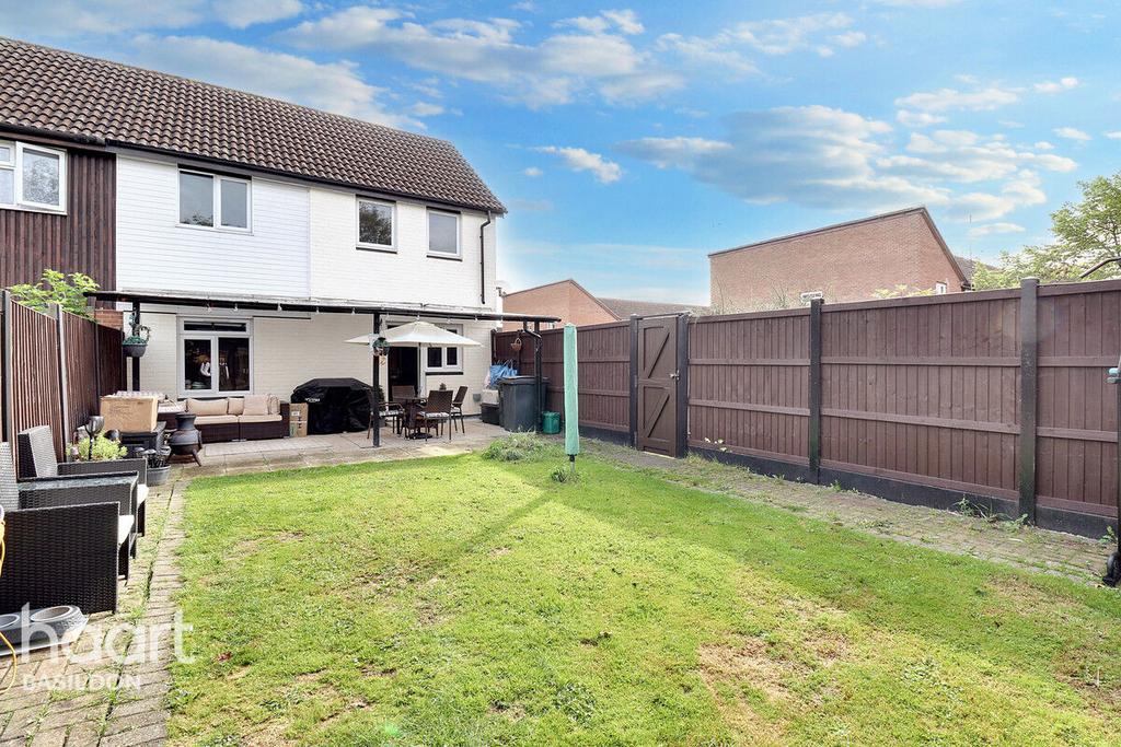 Maydells Basildn Montsale, Basildon 3 bed end of terrace house - £300,000