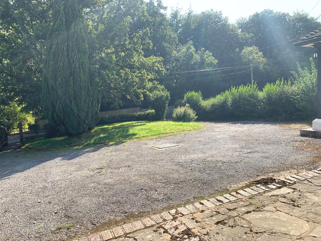 Watlands Frontdriveway.JPG