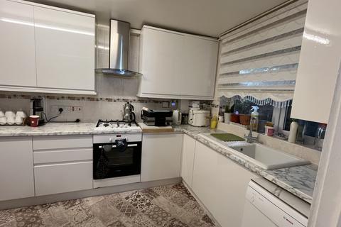 3 bedroom flat to rent, Spenser Grove, London N16