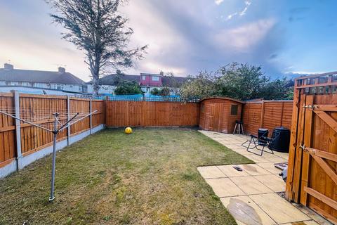 4 bedroom semi-detached house to rent, off NEW NORTH ROAD, Hainault,Barkingside,Clayhall,Ig5,Ig4,Ig6,IG8 IG6