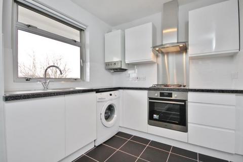 3 bedroom flat to rent, Lainson Street, London, SW18