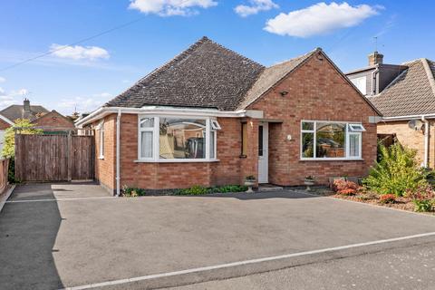 2 bedroom detached bungalow for sale, 10 Aycliffe Road, Worcester.  WR5 3AZ