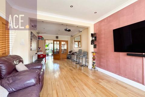 4 bedroom semi-detached house to rent, Cheyneys Avenue, Edgware HA8