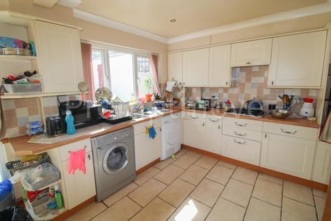 3 bedroom semi-detached house to rent, Wheatfield Road Luton LU4 0TT