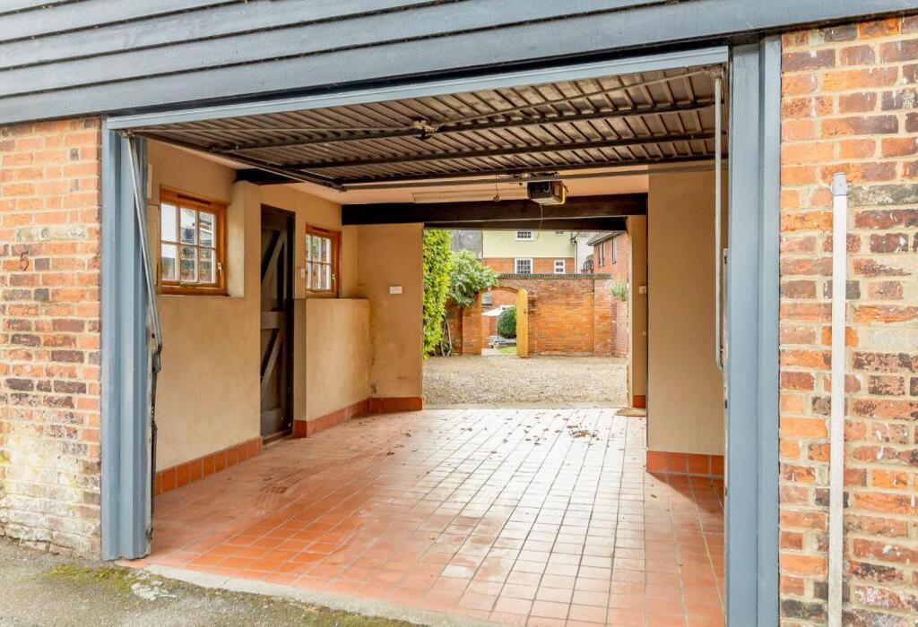 Garage Through to Rear Courtyard