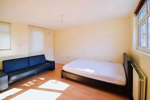 35 Bramble Close, Uxbridge, UB8 3QE