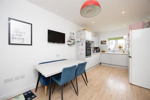 122 Soprano Way, Trowbridge, BA14 7XA