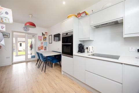 122 Soprano Way, Trowbridge, BA14 7XA