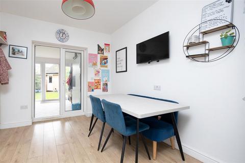 122 Soprano Way, Trowbridge, BA14 7XA