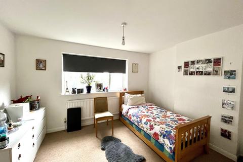 49 May Close, Chessington, KT9 2AP