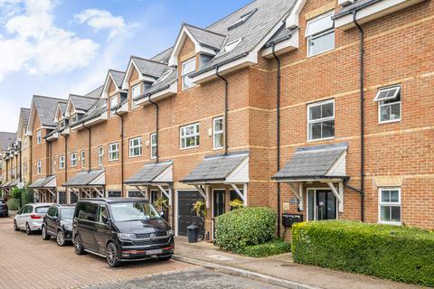 60 Hayes Grove, London, SE22 8DF