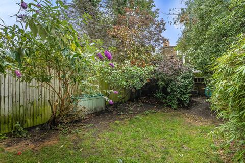 60 Hayes Grove, London, SE22 8DF