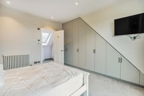 60 Hayes Grove, London, SE22 8DF