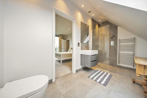 60 Hayes Grove, London, SE22 8DF