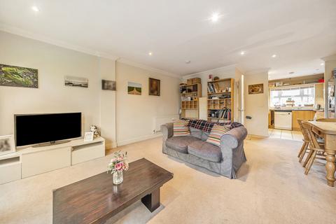 60 Hayes Grove, London, SE22 8DF