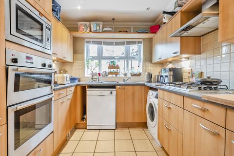 60 Hayes Grove, London, SE22 8DF
