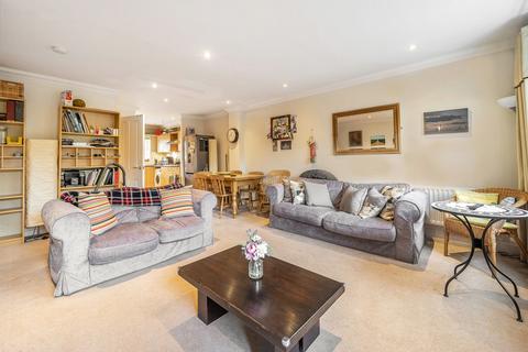 60 Hayes Grove, London, SE22 8DF