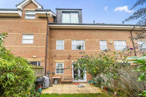 60 Hayes Grove, London, SE22 8DF