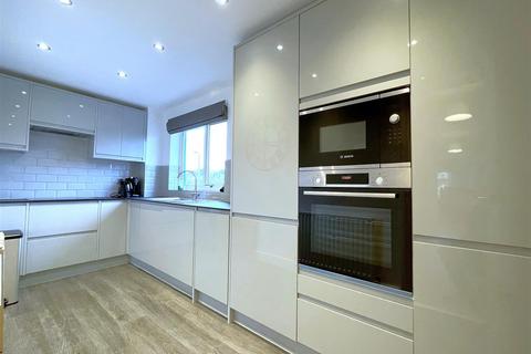 2 bedroom apartment to rent, Martins Road, Shortlands, Bromley, BR2