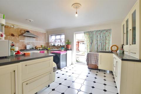 4 bedroom semi-detached house for sale, Whitby Road, Slough