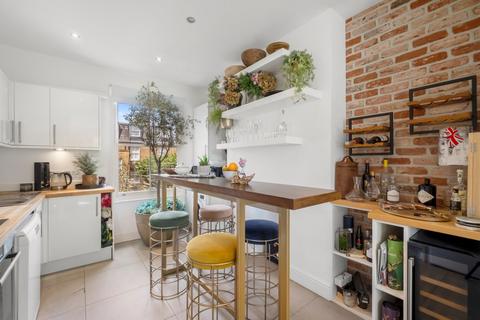 3 bedroom maisonette to rent, Bramber Road, London