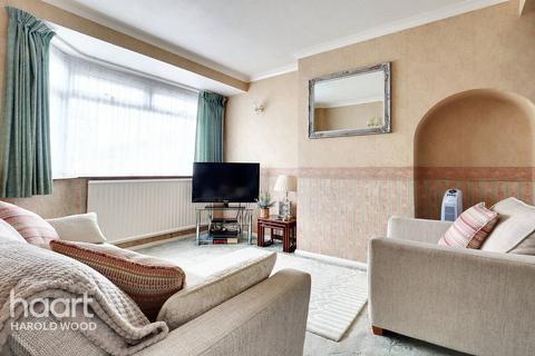 5 Thurso Close, Romford, RM3 0YR