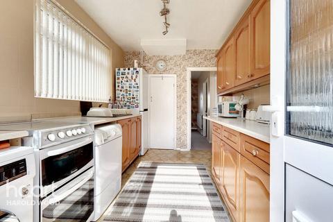 5 Thurso Close, Romford, RM3 0YR