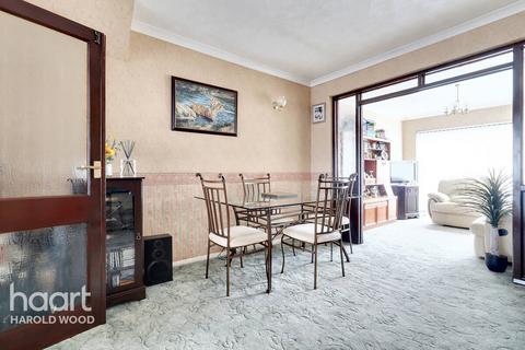 5 Thurso Close, Romford, RM3 0YR
