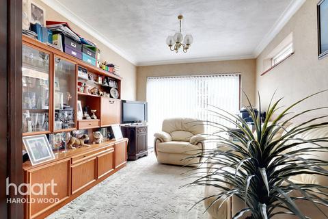 5 Thurso Close, Romford, RM3 0YR