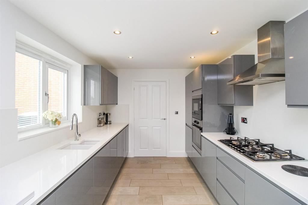 Open plan breakfast kitchen/dining/family room