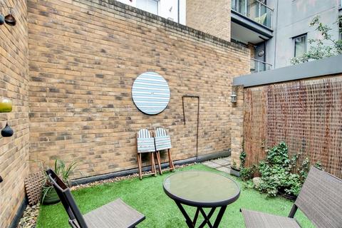 2 bedroom maisonette for sale, Kings Cross Road, London, WC1X