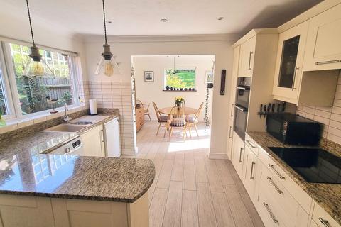 7 Blackthorns Close, Lindfield, Haywards Heath, RH16 2UA