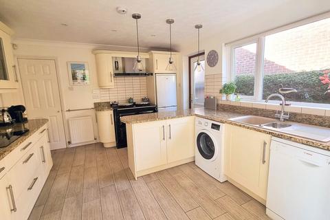 7 Blackthorns Close, Lindfield, Haywards Heath, RH16 2UA