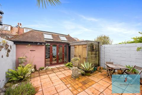 2 bedroom bungalow for sale, The Cliff, Brighton, BN2