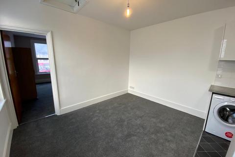 2 bedroom flat to rent, High Street, Greater London EN3