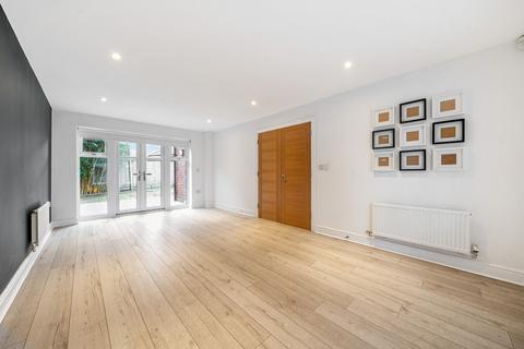 3 Truesdales, Ickenham, Uxbridge, UB10 8FJ