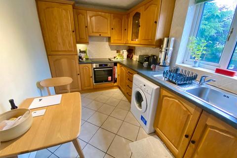 2 bedroom flat for sale, Home Farm Avenue, Macclesfield