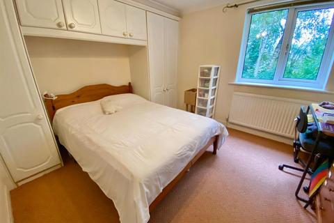 2 bedroom flat for sale, Home Farm Avenue, Macclesfield